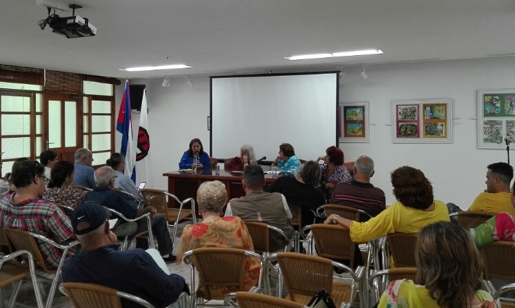 La Sala Villena de la Uneac acogió el debate sobre la crítica en los medios.