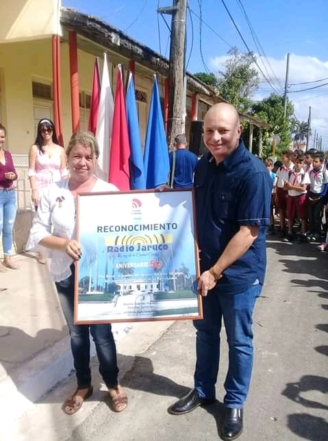 Onelio Castillo, Director de la Radio Cubana, entrega un reconocimiento a Radio Jaruco por sus 50 años de quehacer informativo y artístico.