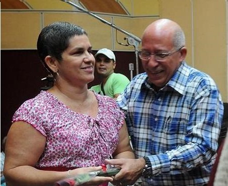 Premiados con el sello Aniversario 90 y Micrófono de la Radio Cubana