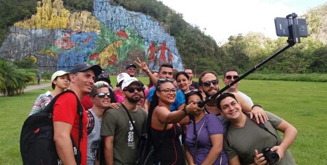 Delegados-en-el-Mural-de-la-Prehistoria