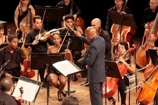 El maestro Roberto Valera, una institución cultural de nuestro país, al frente de la Orquesta Sinfónica Nacional como director invitado.