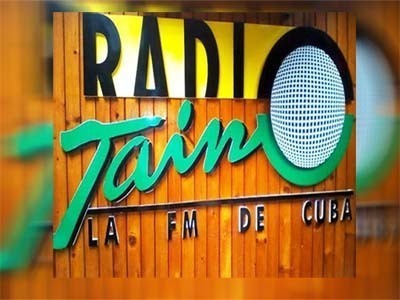 la emisora Radio Taíno