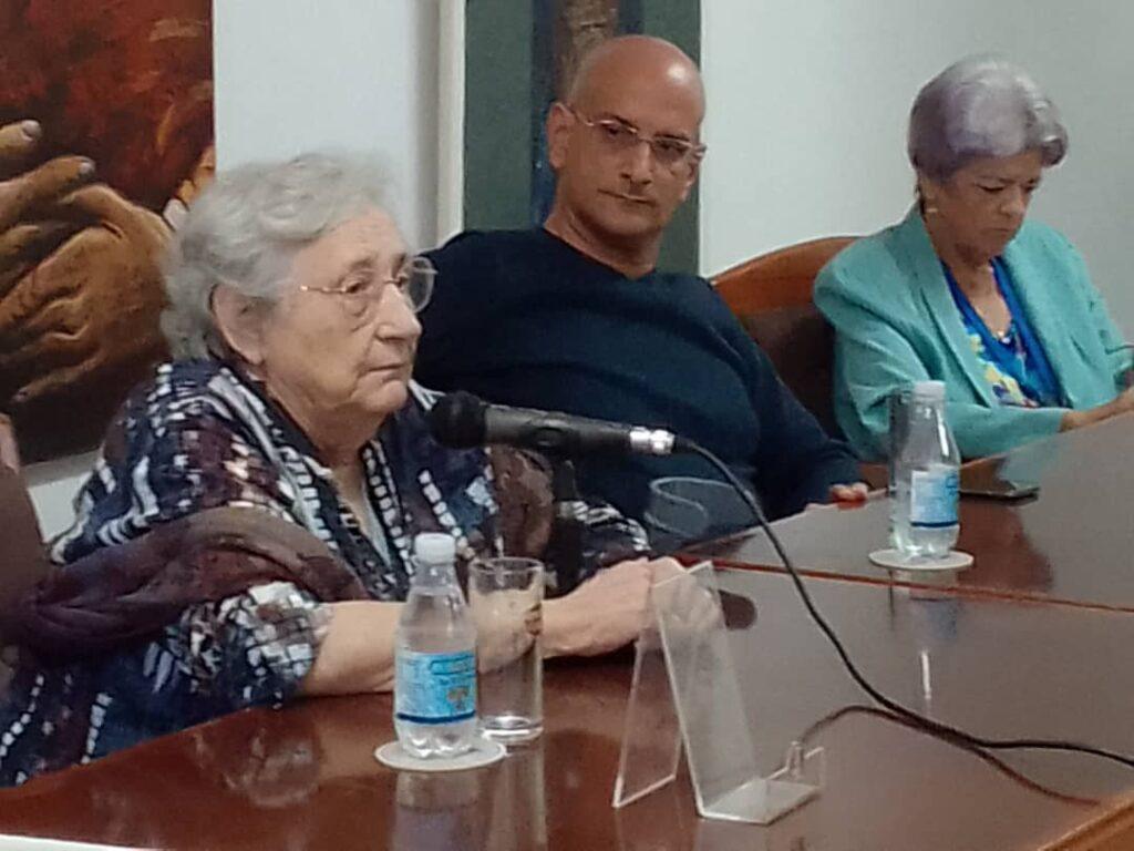Extremo izquierdo Isabel Monal, a la derecha Norma Gálvez a, Directora sello En Vivo y profesor Instituto de Historia