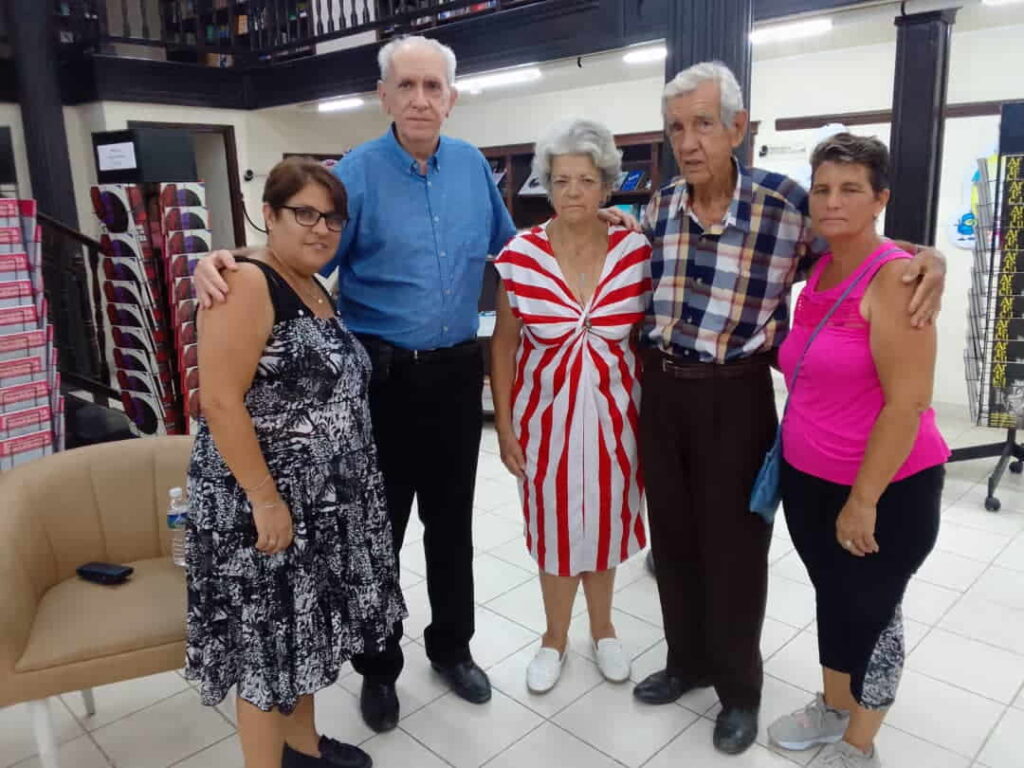homenje a la escritora Mayra Cue Sierra