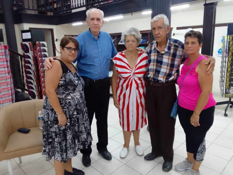 homenje a la escritora Mayra Cue Sierra