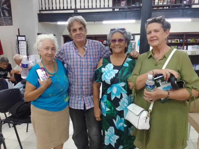 Avelino Couceiro y la actriz Deysi Sánchez libro en manos e invitados