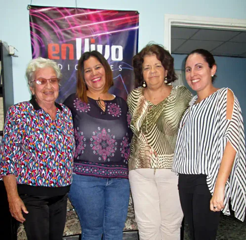 Mariana Venero junto a tres compañeras de la Editorial En Vivo